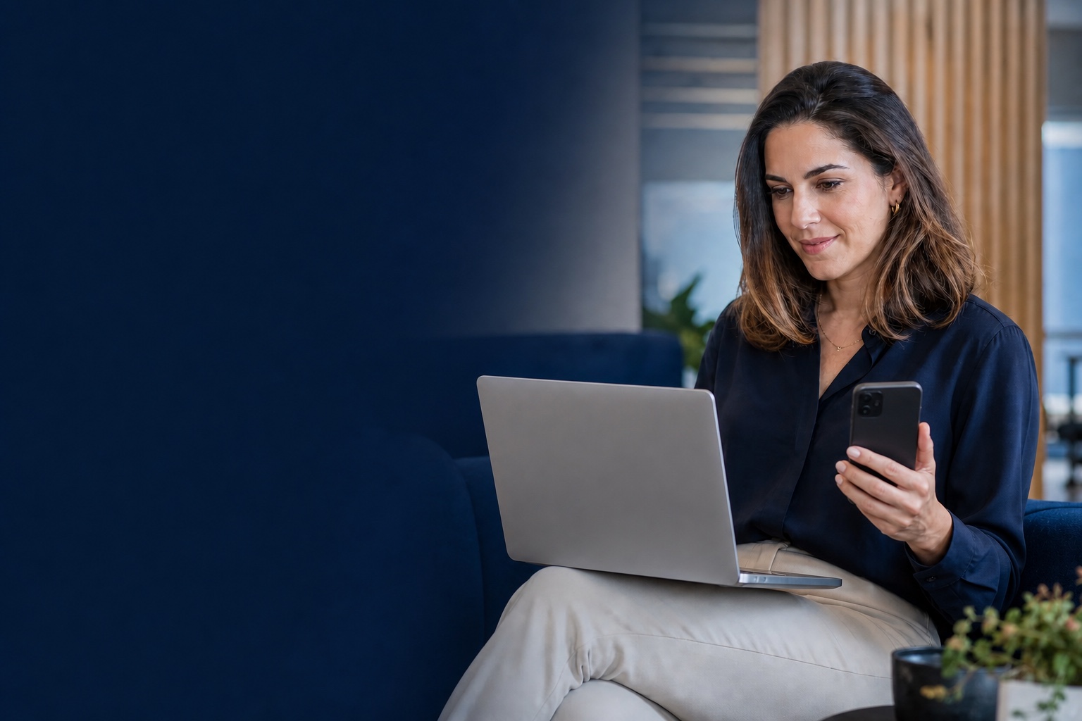 Gestora acompanhando indicadores organizacionais e a experiência digital da VYOM